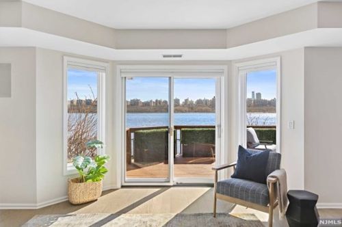 102 Adams Ct, Edgewater NJ 07020-1654 exterior