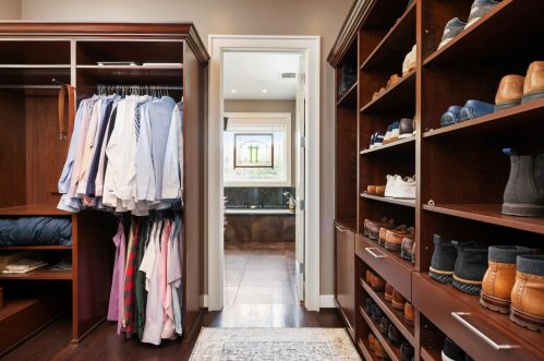 819 Castlewood Ter, Chicago IL  60640-4216 exterior