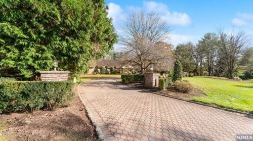 2 Toboggan Rdg Rd, Upper Saddle River NJ 07458-2521 exterior