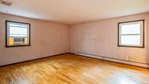 10 Melanie Ct, Valley Cottage NY 10989-1325 exterior