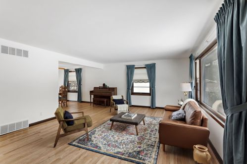 939 Riverview Dr, Milwaukee, WI 53209-4533