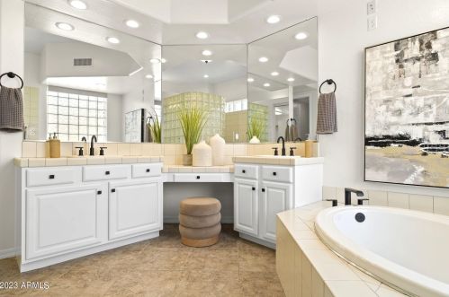 527 Briles Rd, Phoenix AZ  85085-0632 exterior