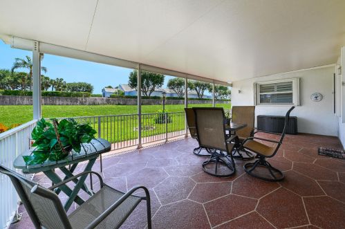 1592 14 Ave, Boynton Beach FL 33426-5807 exterior