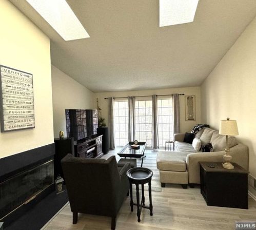 581 Holly Ct, Mahwah NJ  07430-3437 exterior