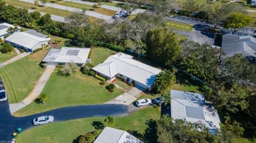 7 Lanai Cir, Naples FL 34112-6947 exterior