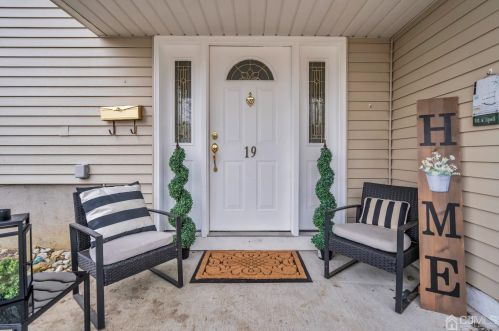 19 Calvin Ct, Old Bridge, NJ 08857-2125