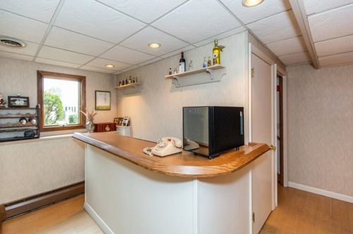 8 Ferncrest Dr, Providence RI 02919-3503 exterior