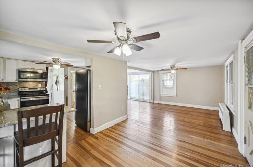 43 St, Windsor Locks CT 06096-1357 exterior