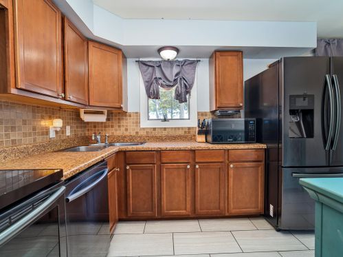 1721 Lilac Dr, Manitowoc WI 54220-6703 exterior