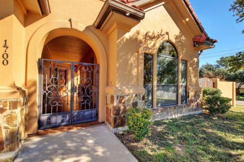 1700 Camino Viejo, Austin TX  78758-2632 exterior