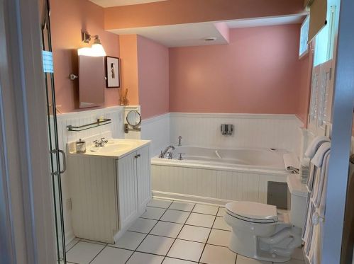 205 Spg St, Middletown RI 02840-6804 exterior