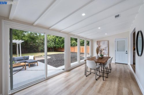 1143 Carey Dr, Concord CA 94520-4337 exterior