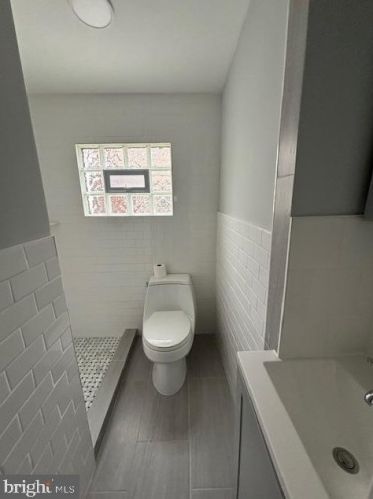 5937 Leithgow St, Philadelphia PA 19123-2127 exterior