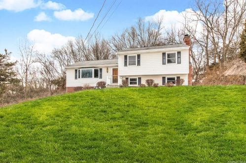 82 Mandalay Dr, Poughkeepsie, NY 12603-2641