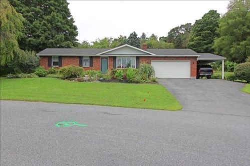 7316 Hillcrest Ln, Slatington, PA 18080-2136