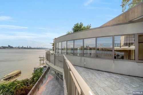 25 Shore Rd, Edgewater NJ  07020-1540 exterior