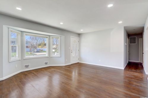 14 Gannet Dr, Commack NY 11725-4903 exterior