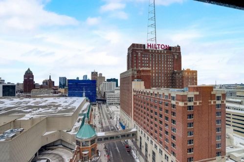 606 Wisconsin Ave, Milwaukee WI 53202-4600 exterior