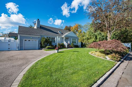 168 Suffolk Ave, Babylon NY 11704-2825 exterior