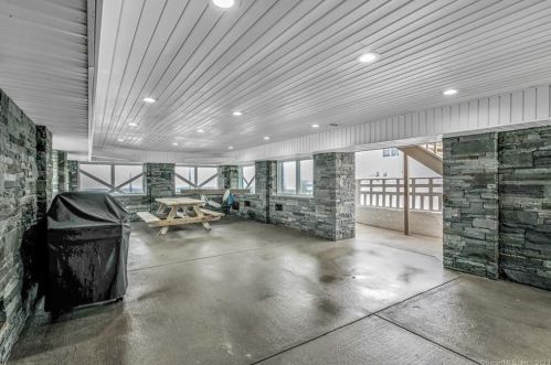 4 Lawrence Ct, Milford CT 06460-7336 exterior