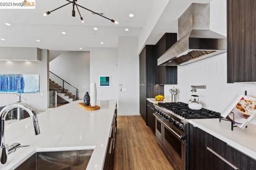 1550 Grand View Dr, Berkeley CA 94705-1637 exterior