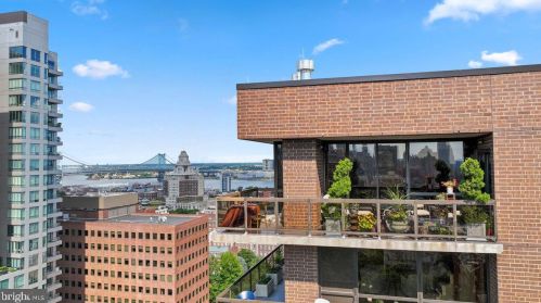 233 6th St, Philadelphia PA  19106-3768 exterior