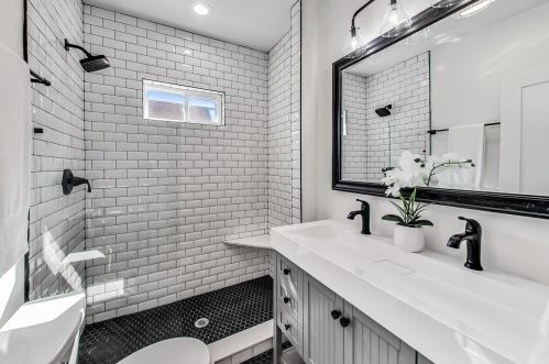 2830 Barry Ave, Chicago IL  60618-7016 exterior