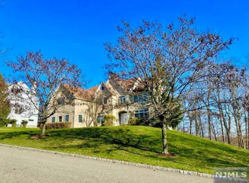 3 Bakley Ter, Town Center NJ 07052-2169 exterior