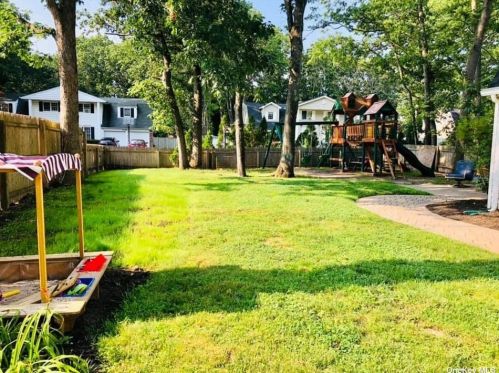 2 Leroy Ct, Commack NY  11725-1703 exterior