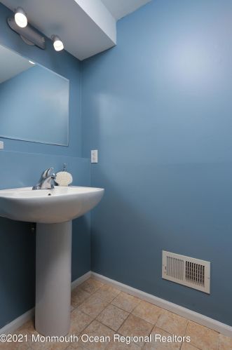 37 Baytree Cir, Middletown NJ 07748-5105 exterior