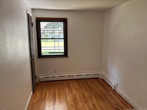 4 Stanley Dr, Enfield CT 06082-1814 exterior