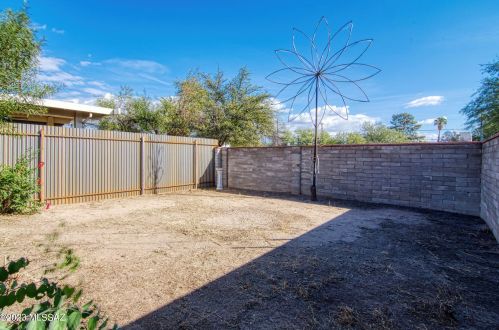 892 Glenn St, Tucson AZ  85705-4120 exterior