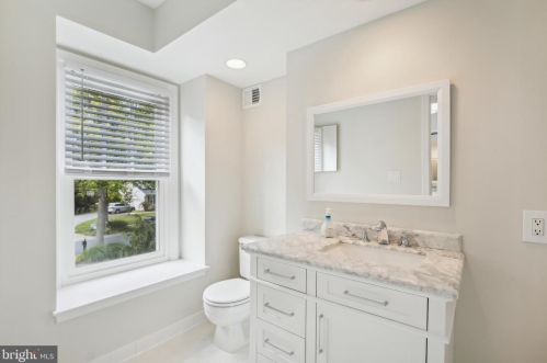 1006 Farm Haven Dr, Rockville MD 20852-4244 exterior