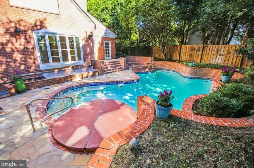 1699 Foxhall Rd, Washington DC  20007-2052 exterior