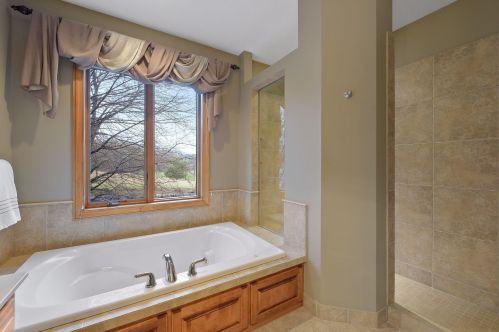 1676 Isabella Pkwy, Chaska MN 55318-3214 exterior