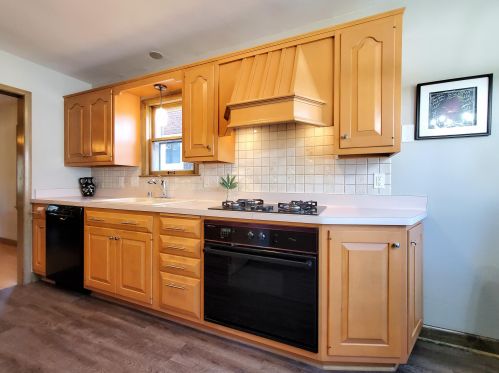 1631 Chateau Pl, Milwaukee WI 53217-6022 exterior