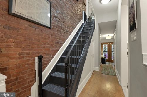 104 7th St, Washington DC  20003-1212 exterior