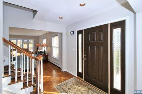 57 Clover Ln, Upper Saddle River NJ  07458-1834 exterior