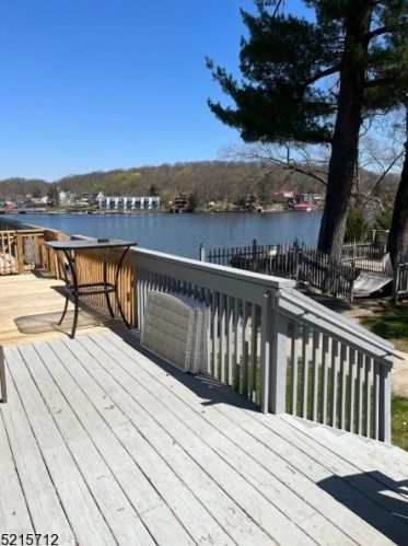 431 Lakeside Blvd, Hopatcong NJ 07843-1650 exterior