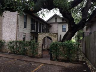 1011 25th 1/2 St, Austin TX  78705-4372 exterior