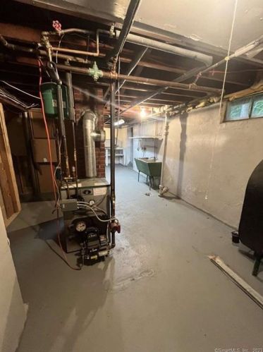 168 Spg St, Windsor Locks CT 06096-1724 exterior