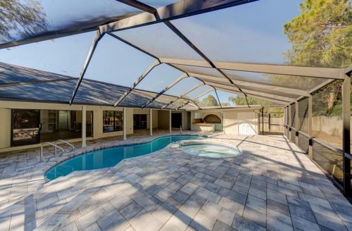 5012 Barrowe Dr, Tampa FL 33624-2593 exterior