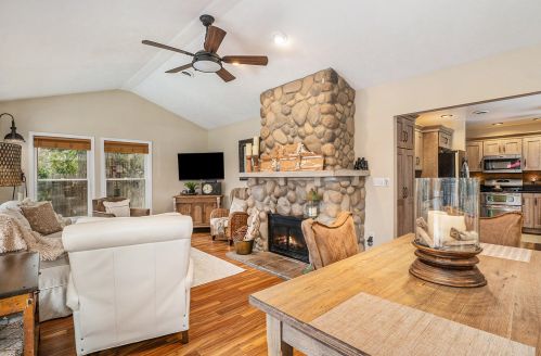 3272 Thorncrest Dr, Grand Rapids MI 49546-7353 exterior