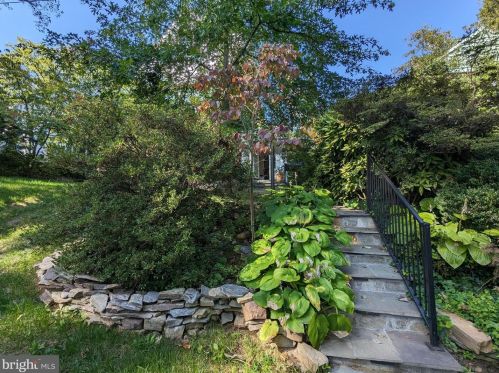 4910 Crescent St, Bethesda MD  20816-1702 exterior