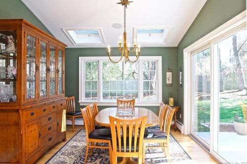 8 Cloverly Cir, Norwalk CT 06855-2130 exterior