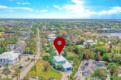 330 Hawser Ln, Naples FL 34102-5031 exterior