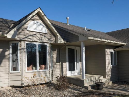 2002 Scarborough Ct, Chaska, MN 55318-2862