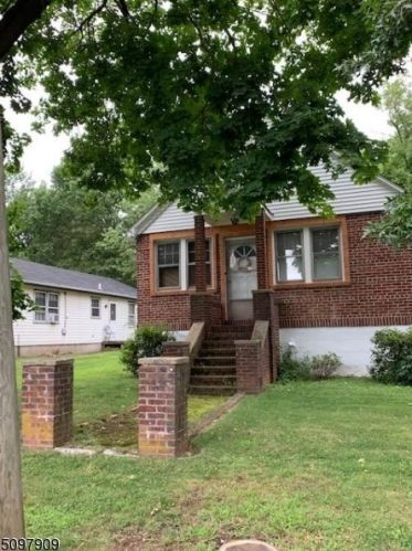 72 Pine St, Bridgewater, NJ 08807-2717