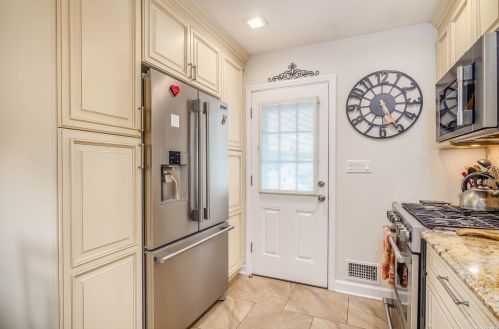 18 Donna Ln, Commack NY 11725-5204 exterior