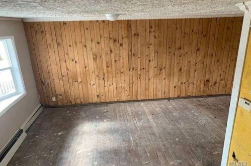 39 Ash St, Central Islip NY 11722-3828 exterior